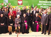  Ks. Edward Dzik – na prawo od biskupa – jest piątym honorowym obywatelem gminy Pieszyce