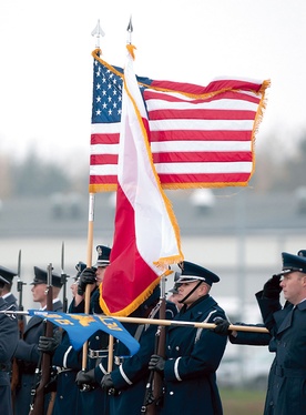 9 listopada w Łasku zainaugurował działalność pierwszy stacjonujący na stałe w Polsce pododdział lotniczy Sił Powietrznych USA. Jednak w polityce zagranicznej USA Polska liczy się coraz mniej
