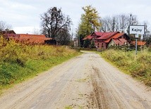  Kajny, rodzinna wieś sługi Bożego, jest dziś zatopioną wśród warmińskich krajobrazów miejscowością. Można  do niej dojechać jedynie drogą szutrową