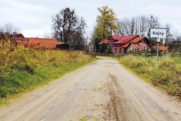  Kajny, rodzinna wieś sługi Bożego, jest dziś zatopioną wśród warmińskich krajobrazów miejscowością. Można  do niej dojechać jedynie drogą szutrową