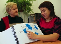  Przewodnik powstał w ramach projektu „Z dotykiem przez Lubuskie”. Na zdjęciu (od lewej) Bożena Bąk i Karina Buziakiewicz 