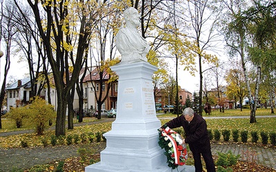 Burmistrz Waldemar Grochowski składa wieniec przed pomnikiem rudnickiego dobroczyńcy