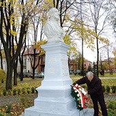 Burmistrz Waldemar Grochowski składa wieniec przed pomnikiem rudnickiego dobroczyńcy