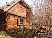 Zagrody i chałupy w skansenie sierpeckim wyglądają tak,  jakby zatrzymał się czas