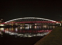 Kraków, 11 listopada. Kładka Bernatka została w dniu Święta Niepodległości podświetlona na biało i czerwono