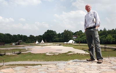  Jedną z inicjatyw związanych z edukacją globalną jest park „Wioski Świata”, założony przez ks. Adama Parszywkę, działający w Krakowie przy ul. Tynieckiej 39