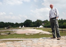  Jedną z inicjatyw związanych z edukacją globalną jest park „Wioski Świata”, założony przez ks. Adama Parszywkę, działający w Krakowie przy ul. Tynieckiej 39