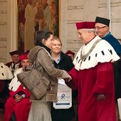  Dagmara Pięta odbiera z rąk rektora Uniwersytetu Rolniczego prof. Włodzimierza Sadego pierwszą nagrodę w konkursie literackim za pracę „Dialog teologii i teatru w myśli Karola Wojtyły – Jana Pawła II”