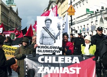 W tegorocznym marszu ulicami Warszawy, zorganizowanym pod hasłem „Dzień Gniewu Społecznego”, szło wielu mieszkańców kamienic komunalnych, którzy zostali oddani nowym właścicielom