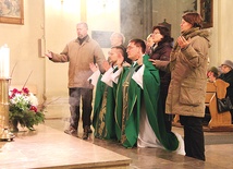 Członkowie wspólnoty Odnowy w Duchu Świętym „Kana”  w czasie Mszy św. z modlitwą o uzdrowienie