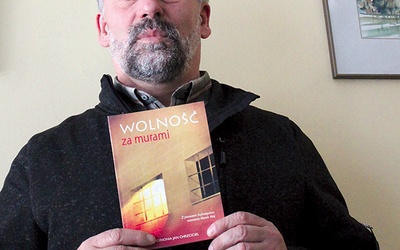  Marek Maj z książką – zapisem jego rozmów z Januszem Kulmatyckim 