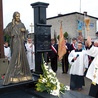  Następca ojca Jana ks. kan. Jan Serszyński zadbał o wykonanie godnego grobowca swego poprzednika. Został tu także pochowany budowniczy kościoła św. Bartłomieja ks. prał. Władysław Gąsiorowski