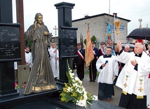  Następca ojca Jana ks. kan. Jan Serszyński zadbał o wykonanie godnego grobowca swego poprzednika. Został tu także pochowany budowniczy kościoła św. Bartłomieja ks. prał. Władysław Gąsiorowski