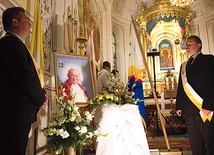  Straż honorową przy relikwiach bł. Jana Pawła II cały czas pełnili członkowie suchedniowskiej Rady Rycerzy Kolumba