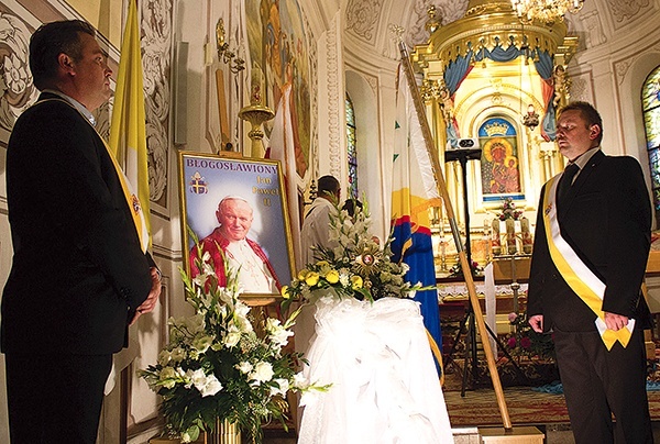 Straż honorową przy relikwiach bł. Jana Pawła II cały czas pełnili członkowie suchedniowskiej Rady Rycerzy Kolumba