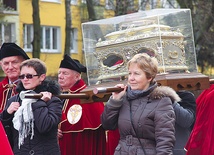 Doczesne szczątki świętej nieśli m.in. klerycy, nauczyciele, siostry zakonne, harcerze,  członkowie kół Żywego Różańca, a także władze miejskie i samorządowe