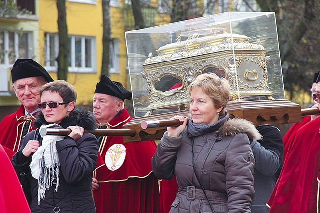 Doczesne szczątki świętej nieśli m.in. klerycy, nauczyciele, siostry zakonne, harcerze,  członkowie kół Żywego Różańca, a także władze miejskie i samorządowe