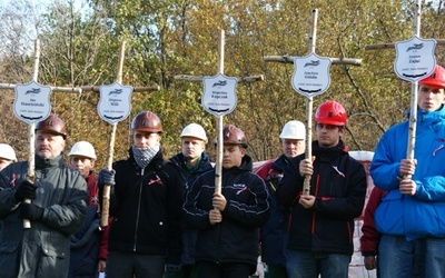 Na Matyskę niesiono krzyże upamiętniające zamordowanych w 1981 r. górników 