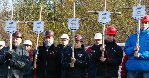 Na Matyskę niesiono krzyże upamiętniające zamordowanych w 1981 r. górników 