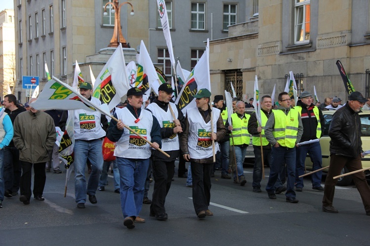 Protest związkowców przed Śląskim Urzędem Wojewódzkim