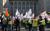 Protest związkowców przed Śląskim Urzędem Wojewódzkim