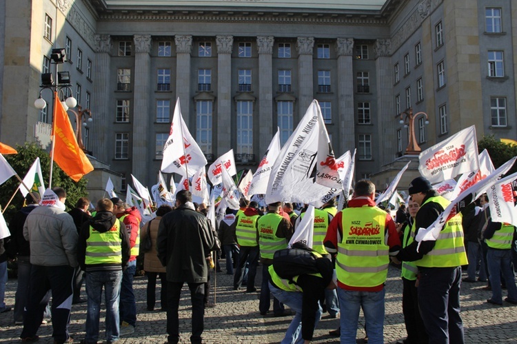 Protest związkowców przed Śląskim Urzędem Wojewódzkim