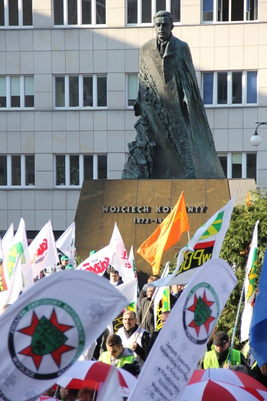 Protest związkowców przed Śląskim Urzędem Wojewódzkim