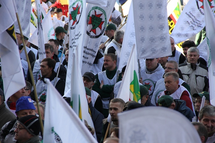 Protest związkowców przed Śląskim Urzędem Wojewódzkim