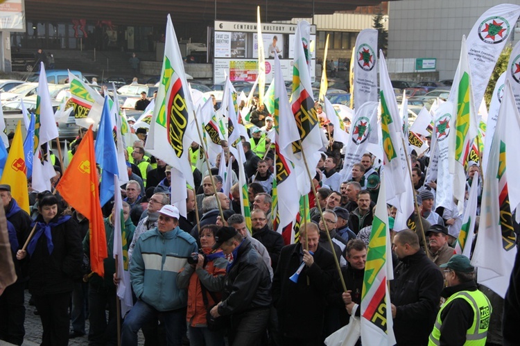 Protest związkowców przed Śląskim Urzędem Wojewódzkim