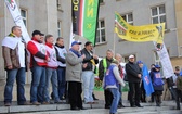 Protest związkowców przed Śląskim Urzędem Wojewódzkim