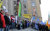 Protest związkowców przed Śląskim Urzędem Wojewódzkim