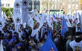 Protest związkowców przed Śląskim Urzędem Wojewódzkim