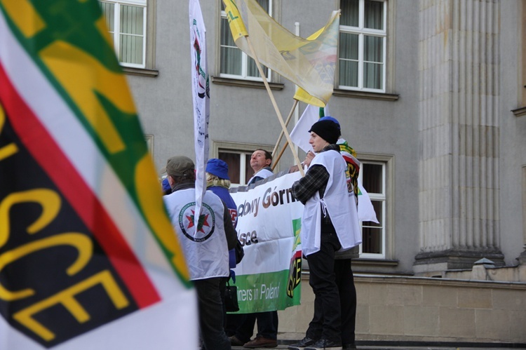 Protest związkowców przed Śląskim Urzędem Wojewódzkim