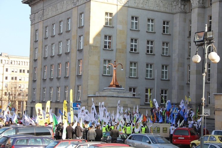 Protest związkowców przed Śląskim Urzędem Wojewódzkim