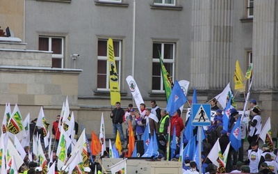 Protest związkowców przed Śląskim Urzędem Wojewódzkim