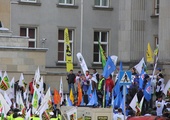 Protest związkowców przed Śląskim Urzędem Wojewódzkim