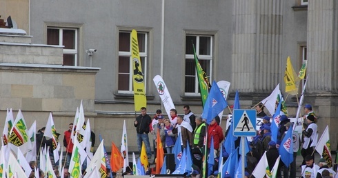 Protest związkowców przed Śląskim Urzędem Wojewódzkim