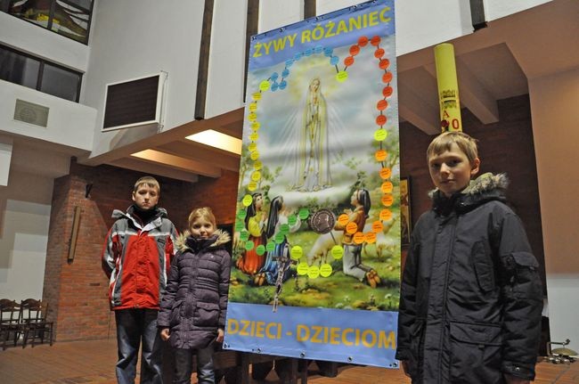 Dzieci przed specjalnym banerem w kościele pw. św. Wojciecha w Koszalinie