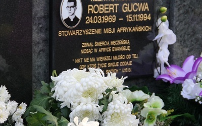 Spoczywa na cmentarzu w Mościcach