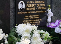 Spoczywa na cmentarzu w Mościcach