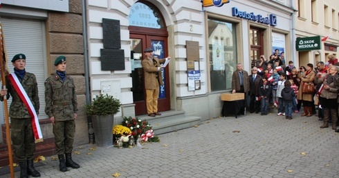 Niepodległościowy wiec-happening pod Czytelnia Polską w Białej 