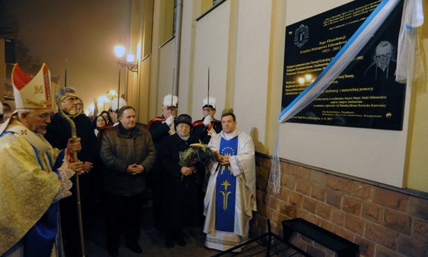 Tablica upamiętniająca bp. Edwarda Materskiego została umieszczona na ścianie kościoła przed kaplicą ostrobramską w Skarżysku-Kamiennej