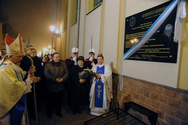 Tablica upamiętniająca bp. Edwarda Materskiego została umieszczona na ścianie kościoła przed kaplicą ostrobramską w Skarżysku-Kamiennej