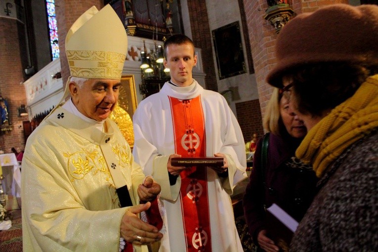 Przekazanie parafiom uchwał synodalnych
