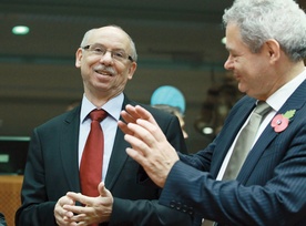 Janusz Lewandowski (z lewej), jest europejskim komisarzem  ds. budżetu.  Na zdjęciu rozmawia z Andreasem Mavroyiannisem, ministrem  ds. europejskich  Cypru
