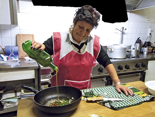 Aglio, olio peperoncino  – czyli sos z oliwy, czosnku i ostrej papryczki. – Oliwę z pierwszego tłoczenia wlewasz na patelnię. Dodajesz rozgnieciony czosnek, natkę pietruszki i papryczkę. Przesmażasz. Makaron gotujesz w osolonej wodzie, odcedzasz i mieszasz z sosem na patelni. I to wszystko! Danie przepyszne i szybkie. A jaki zapach… 