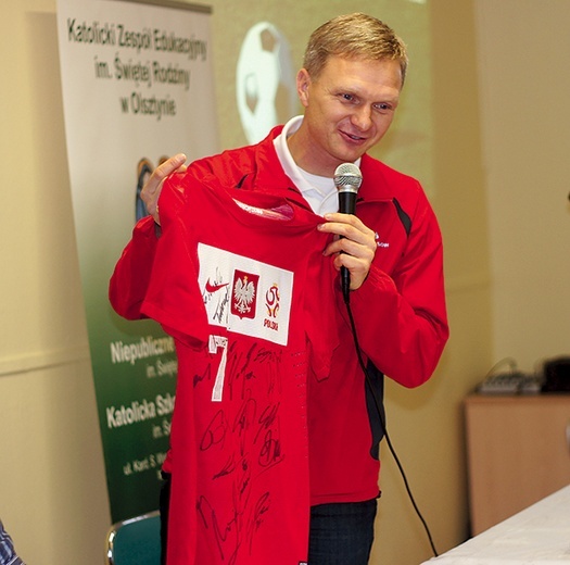 Marek Wleciałowski podarował uczniom koszulkę z autografami polskich piłkarzy 