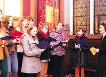  U św. Kazimierza adoracji towarzyszył śpiew scholi, prowadzonej przez siostry de Notre Dame