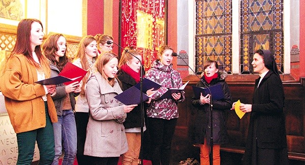  U św. Kazimierza adoracji towarzyszył śpiew scholi, prowadzonej przez siostry de Notre Dame