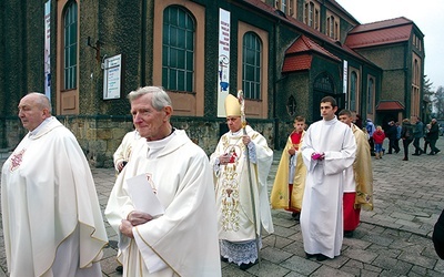  W latach 1974–1978 jako wikary pracował w Rokitnicy ks. Jan Kopiec, obecny biskup gliwicki